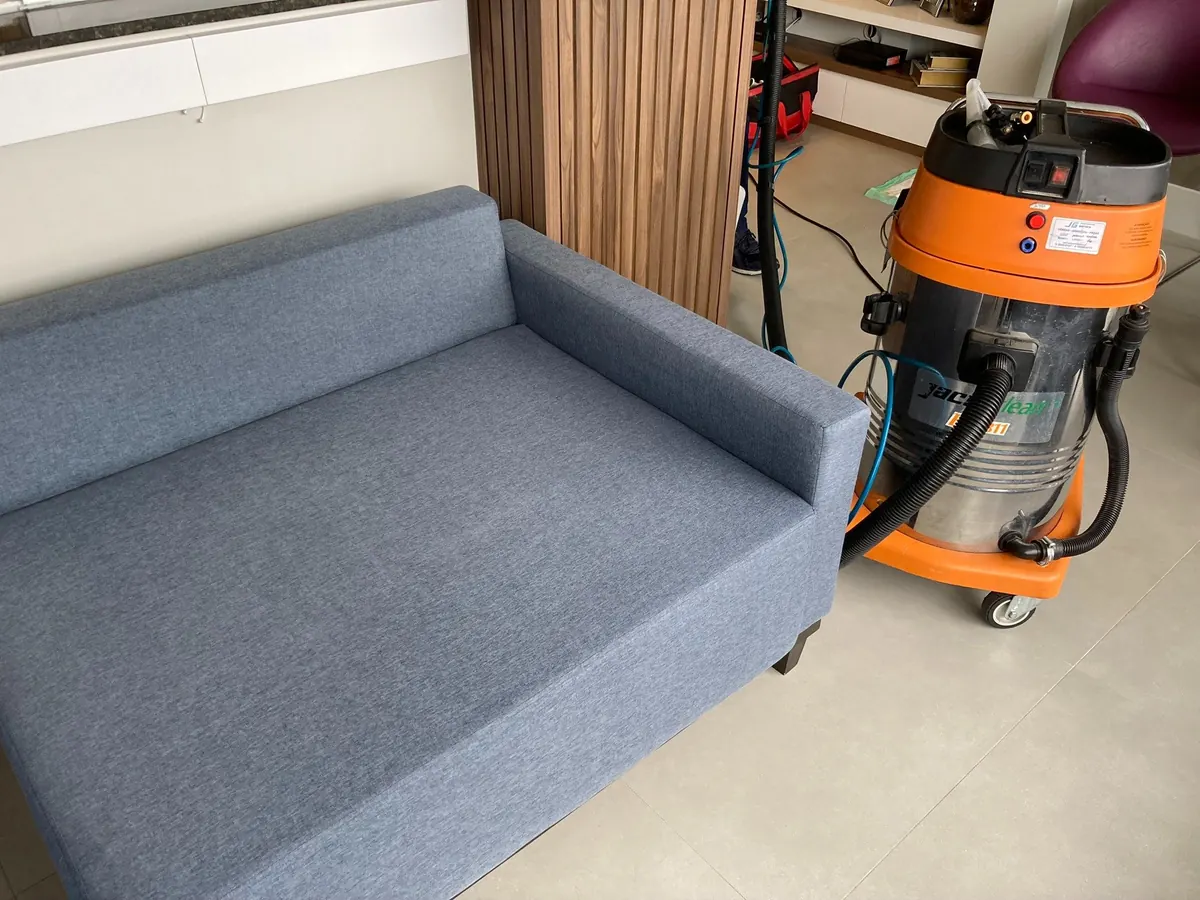 Técnico da LimpoSim realizando higienização profissional de estofado no Aricanduva